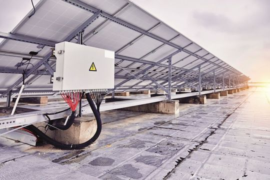 Die Komplettsysteme sind für den dauerhaften Einsatz in anspruchsvollen Umgebungen ausgelegt und arbeiten wartungsfrei auch in einem weiten Temperaturbereich. Zum Einsatz kommen die Systeme unter anderem im Energiemanagement, etwa zur Anbindung dezentraler Energieerzeuger.  (Bild:  ©stock.adobe.com/jeson/759437850)