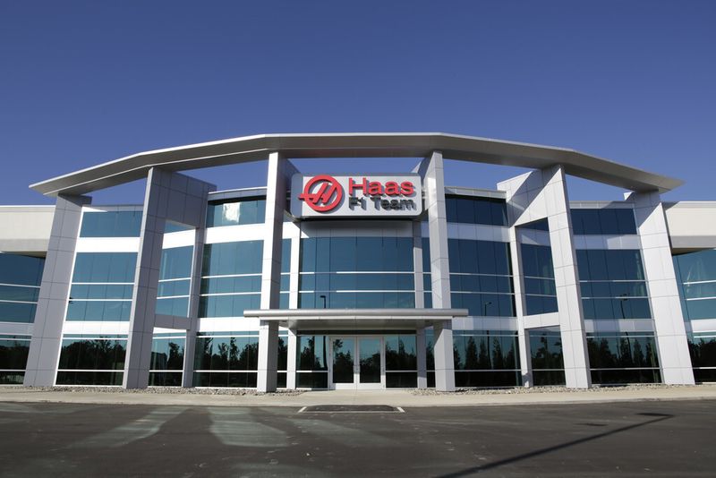 Die Heimatbasis des Haas-F1-Teams in Kannapolis, North Carolina, USA, wurde kürzlich durch den Erwerb eines Stützpunktes in Banbury, Oxfordshire, Großbritannien, ergänzt. (Bild: HAROLD HINSON PHOTOGRAPHY)