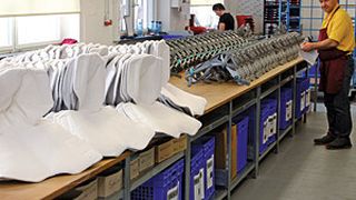 Die wiederaufbereiteten Kunststoffteile werden mit neuen Kissen, die an der Haut der Patienten anliegen, und mit neuen Sohlen zu neuwertigen Orthesen komplettiert. (Bild: Kuttkat)