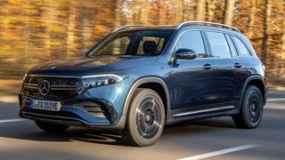 Zu den Erkennungsmerkmalen des EQB gehört der geschlossene Black-Panel-Kühlergrill.  (Bild: Mercedes-Benz)