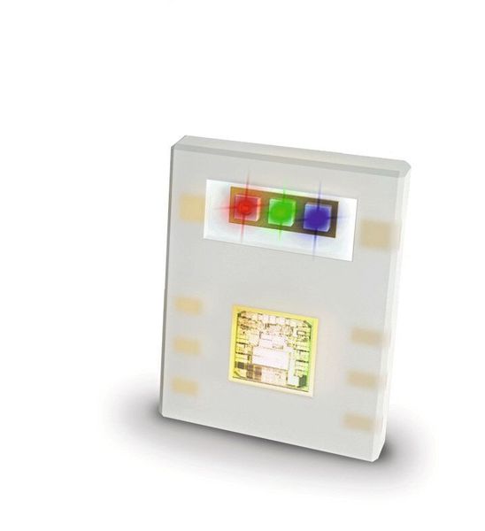 Bild 1: Alle Funktionen zur Steuerung und Diagnose von RGB-LEDs einschließlich der Kalibrierung und Regelung der optischen Parameter sind in Form eines Controller-Chips direkt in die LED integriert. Die Ansteuerung erfolgt über ein Protokoll mit 2 MBit/s. (Bild: Inova Semiconductor)