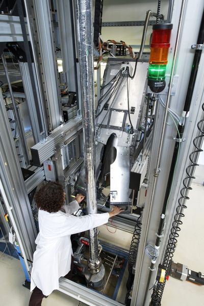Mit der ultraschnellen Röntgentomographie können im HZDR Strömungsgemische aus Wasser und Gas mit hoher Auflösung bildlich dargestellt werden. (Bild: HZDR/R. Weisflog)