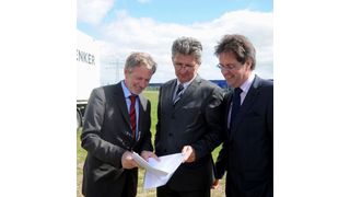 Vor Ort zeigt Bernhard Neemann, Leiter der Geschäftsstelle Oldenburg der Schenker Deutschland AG (links), Oldenburgs Oberbürgermeister Dr. Gerd Schwandner (Mitte) und dem Leiter des Amts für Wirtschaftsförderung, Klaus Wegling (rechts), auf, wie Schenker seine Verkehrs- und Umschlagflächen in Oldenburg verdoppelt.  Bild: DB Schenker (Archiv: Vogel Business Media)