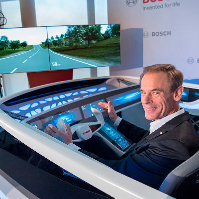 Dr. Volkmar Denner (im Bild), Vorsitzender der Geschäftsführung der Robert Bosch GmbH: „Bosch wird seinen Kunden künftig nicht nur im Auto oder in der Küche begegnen. Mit vernetzten Services wird Bosch zum alltäglichen Begleiter in vielen Lebenssituationen.“ (Bild: Bosch)