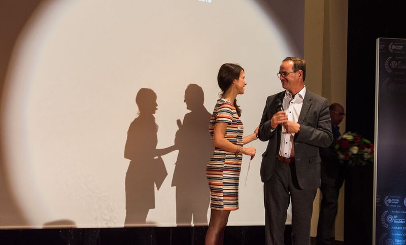 … Werner Nieberle auf die Bühne, der sich auch für das Herzblut bedankte, das das Insider-Team in die Vorbereitung und Durchführung der IT-Awards gesteckt hatte. (Bild: Dominik Sauer / VIT)