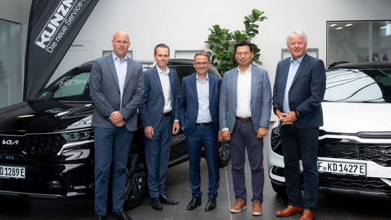 (v. l.) Thomas Djuren (Geschäftsführer, Kia Deutschland), Sascha Stößel (Geschäftsführer, Kunzmann), Karl Diehm (geschäftsführender Gesellschafter Kunzmann), Jong Kook Lee (Präsident, Kia Deutschland) und Thomas Millies (Geschäftsführer, Kunzmann) (Bild: Björn Friedrich/Autohaus Kunzmann)