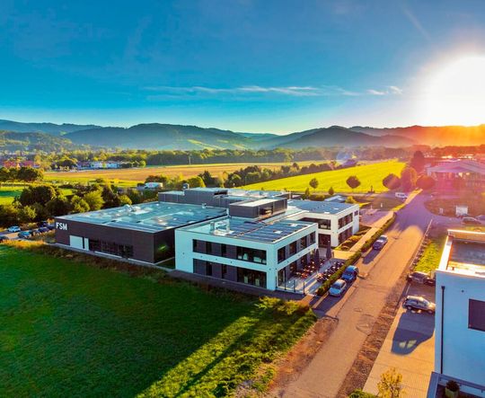 Standortstruktur: Dezentrale, kundennah organisierte Teams mit End-to-End-Verantwortung bündeln Engineering, Supply Chain, Industrialisierung und Qualität und sichern kurze Entscheidungswege sowie auditfähige Prozesse.(Bild:  FSM AG)