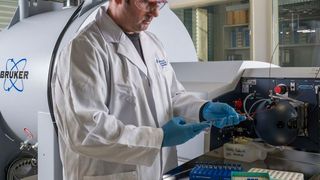 Dr. Florin Musat am ultrahochauflösenden Massenspektrometer im UFZ. Dieses Gerät ist wichtiger Bestandteil der Technologieplattform ProVIS, die Forschern weltweit die Möglichkeit zu mikroskopischen Einblicken in Zellen und ihre räumliche Anordnung bietet. (UFZ / André Künzelmann)