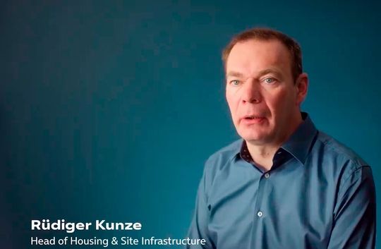 „Als spezielles Feature bieten wir in all unseren Rechenzentren einen Digital Twin an, der dem Kunden die Möglichkeit bringt, in Echtzeit auf die wichtigsten Infrastrukturdaten zuzugreifen“, sagt Rüdiger Kunze, Head of Housing & Site Infrastructure.(Bild:  Telefónica Germany GmbH & Co. OHG, O2 Business, Geschäftsbereich Data Center Solutions)