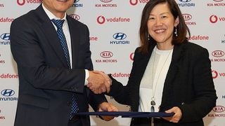 Ji Yun Kim (Hyundai)  und Yen Yen Tan (Vodafone) bei der Vertragsunterzeichnung.  (Hyundai)