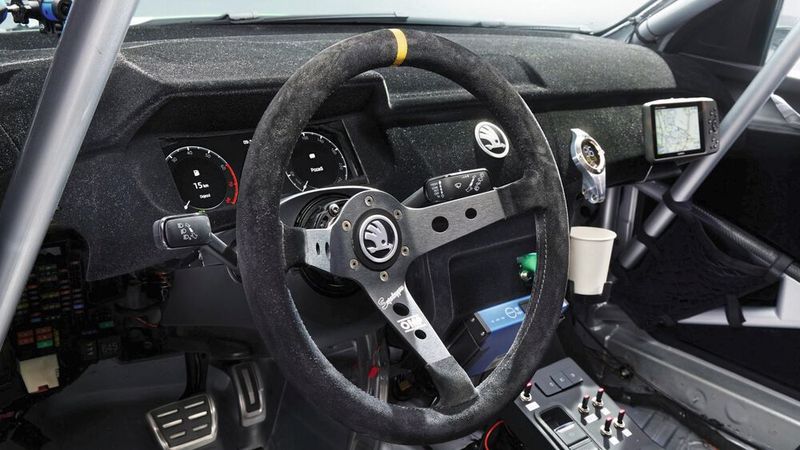 Auch das Lenkrad ist eine Anleihe aus dem Rallye-Fahrzeug, das derzeit in den Meisterschaften abräumt. (Bild: Skoda)