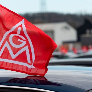 Die Forderungen der IG Metall hält der Arbeitnehmervertretung für das bayerische Kfz-Gewerbe angesichts der aktuellen Lage der Branche für nicht erfüllbar.  (Bild: 2021-03-16 Koblenz Warnstreik IG Metall DSC_9490 / Max Gerlach / CC BY-SA 2.0)