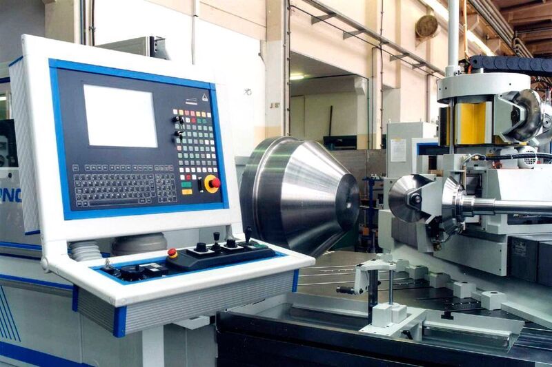 Die rotationssymmetrischen Stahl- und Edelstahl-Formteile für die Druckbehälter entstehen bei Helmut Rübsamen meist auf modernen CNC-Metalldrückmaschinen. Dabei erweist sich das Verfahren im Vergleich mit anderen Umformtechniken als sehr wirtschaftlich und energieeffizient. (Rübsamen)