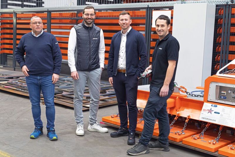 Tim Janke, Produktspezialist Magnetspanntechnik bei Schunk, Simon Fischer, Betriebsleiter Werk Cham bei Rädlinger Maschinenbau, Stefan Rothmeier, Technischer Berater Geschäftsbereich Spanntechnik bei Schunk, und Martin Grassl, Projektleiter bei Rädlinger Maschinenbau (v. li. n. re.) (Bild: Schunk)