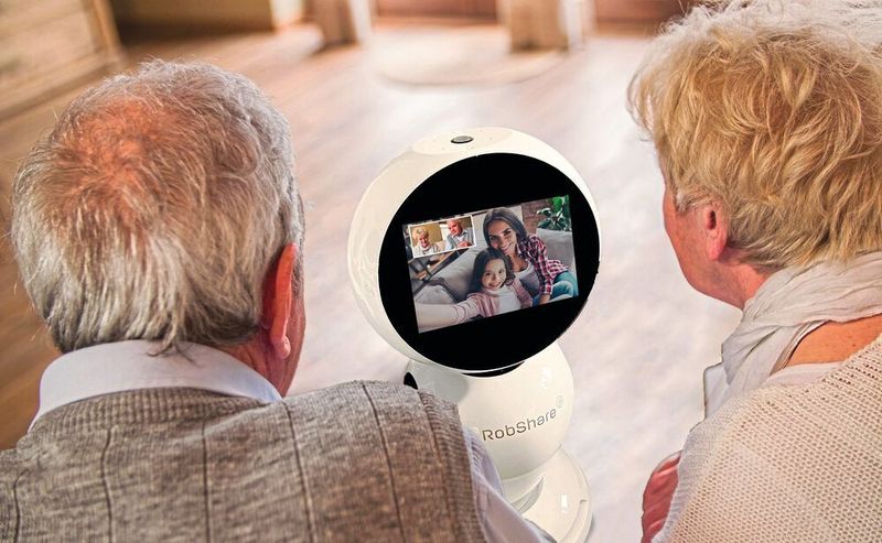 Roboter James unterstützt die Kommunikation bei Besuchsverboten im Seniorenheim. (RobShare GmbH)