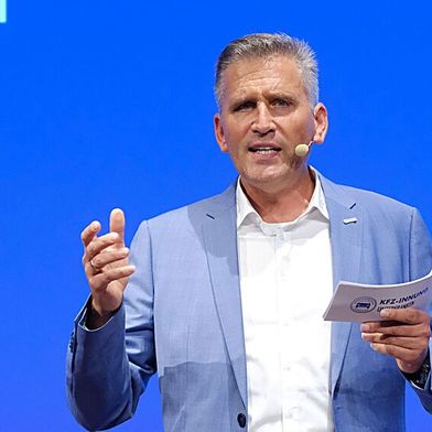 Obermeister Roland Hoier begrüßte die Mitglieder und Gäste der Kfz-Innung Unterfranken in Veitshöchsheim.  (Bild: Holger Zietz - VCG)