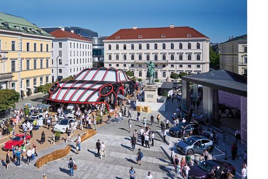 Die Hersteller zeigten ihre Autos im Open Space teilweise auf sehr aufwendigen Ständen. Die Hersteller zeigten ihre Autos im Open Space teilweise auf sehr aufwendigen Ständen.