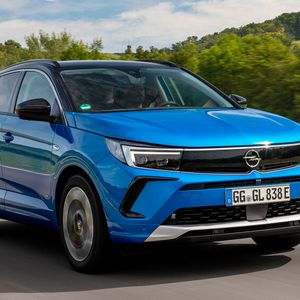 Der Grandland grüßt jetzt mit dem sogenannten Vizor-Gesicht des kleineren Mokka.(Bild:  Opel)