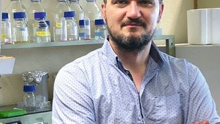 Seine Forschungsarbeiten könnten neue Einblicke in die Regulation der Zellkommunikation geben: Prof. Dr. Mariusz Nowacki vom Institut für Zellbiologie der Universität Bern. (Universität Bern)