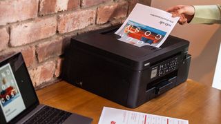 Der Multifunktionsdrucker MFC-J4350DW gehört zu den neuen kompakten Tintenstrahlern von Brother. Das Gerät druckt bis zu 20 Seiten pro Minute und verfügt über einen automatischen Dokumenteneinzug. (Bild: Brother)