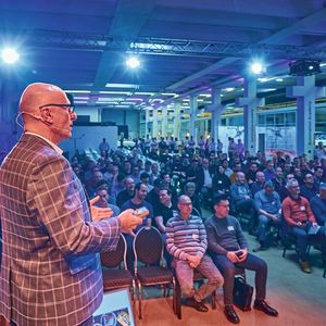 Paolo Salvagno, Managing Director, vor vollem Saal am «Passion4Automation Day 25» in Frauenfeld.(Bild:  Pfeiffer Photodesign)