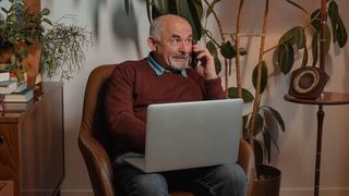 Über Telefon und Videochat können ältere Menschen in Kontakt mit ihrer Familie bleiben. An einem realistischeren Modell arbeiten Forscher zur Zeit: Sie wollen die Kommunikation mittels AR-Brille möglich machen. (Bild: gemeinfrei)