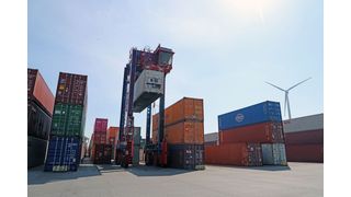 Am Hamburger Containerterminal Tollerort (CTT) haben jetzt acht neue emissionsarme Hybrid-Van-Carrier ihre Arbeit aufgenommen. (Bild: HHLA/Susanne Schmitt)
