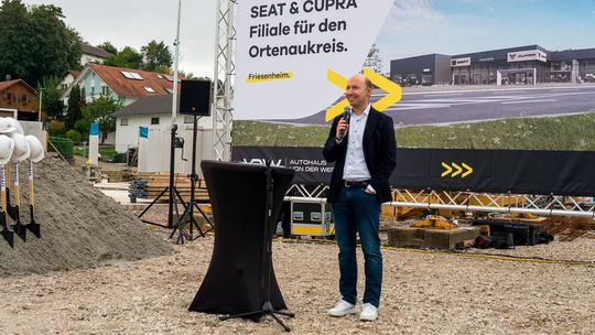 Carlo Hartung, Geschäftsführer des Autohauses von der Weppen, beim Spatenstich für das neue Autohaus Mitte September 2023(Bild:  Autohaus von der Weppen)