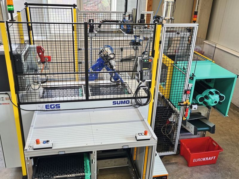 Die Gesamtanlage umfasst das Palettiersystem, den Roboter sowie die Übergabestation. (Bild: EGS Automation)