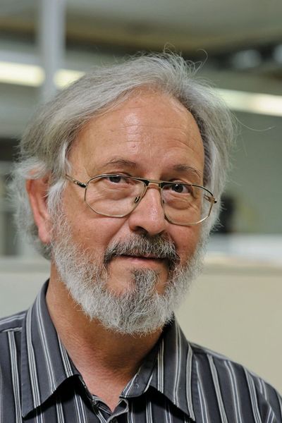 Firmengründer Bernhard Fehrentz, eingefleischter Anhänger der Laserbearbeitung – und seit Jüngstem auch des Mikrowasserstrahlschneidens: „Mit dieser Technik erhalten wir Schnittkanten mit feinen, gleichmäßigen und exakt rechtwinkligen Oberflächen.“ Bild: Daetwyler/Fehrentz (Archiv: Vogel Business Media)