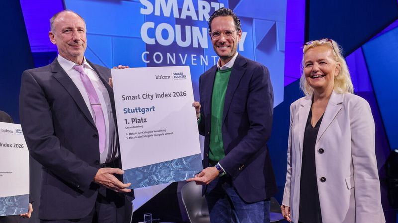 CIO Bönig und Bürgermeister Mayer nahmen die Auszeichnung Stuttgarts als Deutschlands digitalste Stadt entgegen.(Bild:  © Messe Berlin GmbH)