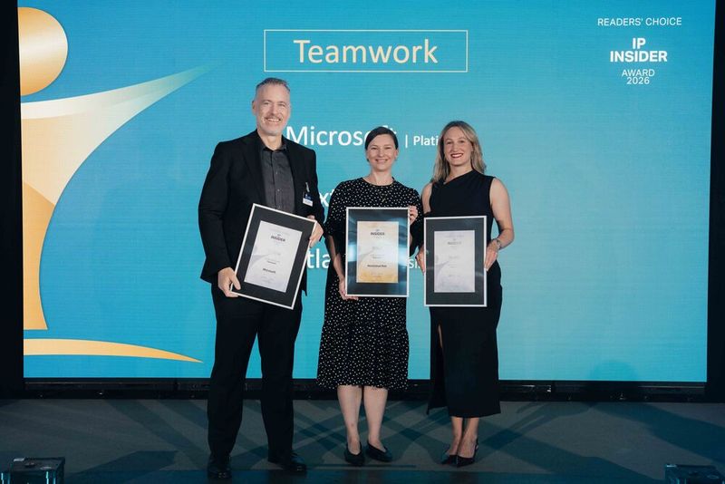 Bei der digitalen Zusammenarbeit hat Microsoft in der Leserwahl die Nase vorn: Das Unternehmen gewinnt Platin in der Kategorie „Teamwork“. Gemeinsam auf der Bühne stehen Björn Tromsdorf für Microsoft (Platin), Ana Omlitz für Nextcloud (Gold) und Jana Schmidt für Atlassian (Silber, v. l.). (Bild: Manuel Emme Fotografie)