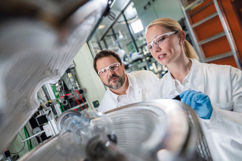 Hier werden Batterien außerdem recycelt. Dabei entsteht sogenannte „schwarze Masse“, die von diesen beiden BASF-Experten gerade aufbereitet wird. (BASF)