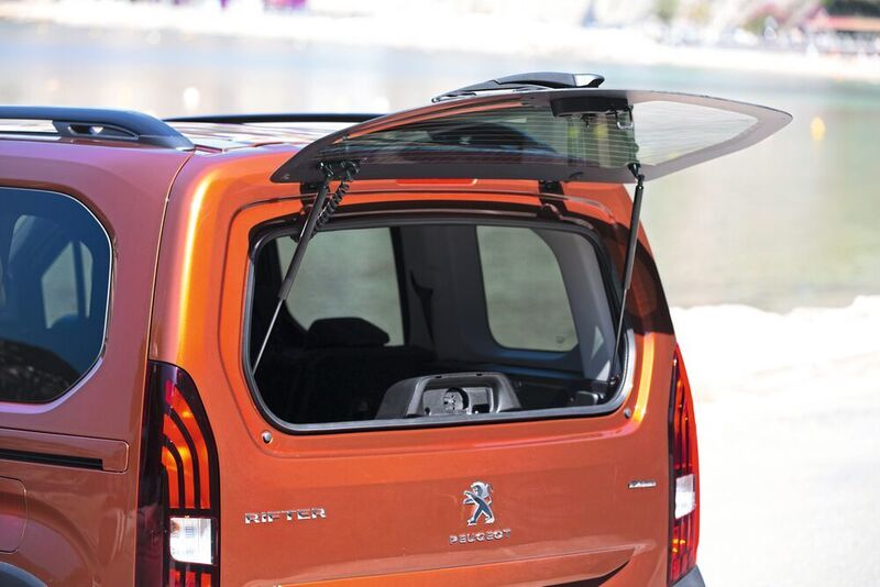 ... aber auch mit witzigen Details wie der Fensterklappe in der Heckklappe. (Peugeot)