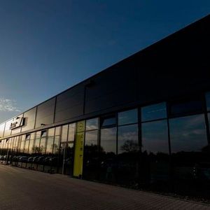 Das neue Mehrmarken-Autohaus, das in einem Gewerbegebiet liegt, hat eine überbaute Fläche von 3.900 Quadratmetern.(Bild:  Autohaus Osseforth)