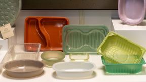 Aus Post-Consumer-PET-Schalen wird mithilfe von Steinert-Sortiertechnik wieder lebensmittelechtes Verpackungsmaterial für neue Trays. (Bild: Steinert)