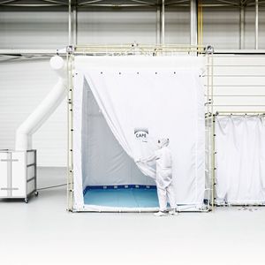 Mit CAPE® haben Wissenschaftler vom Fraunhofer IPA ein mobiles, zeltähnliches Reinraumsystem entwickelt, das sich in weniger als einer Stunde aufbauen lässt.