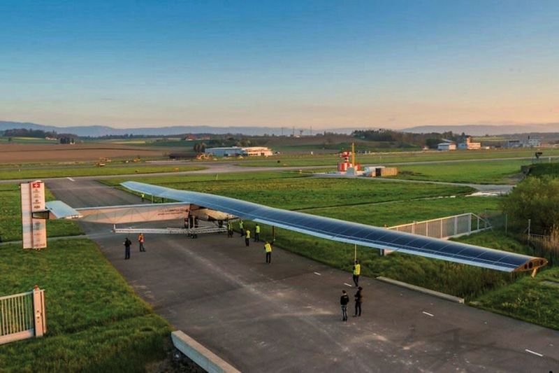 Das Flugzeug aus Kohlenfaser-Werkstoffen hat die Spannweite einer Boeing 747 (63,4 m) und das Gewicht eines Autos (2.300 kg). (Bild: Solar Impulse)