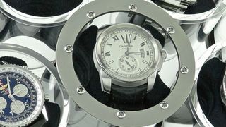 Bild 1: Die Zylinder, in denen die Uhren befestigt sind, rollen aufeinander und halten sich so gegenseitig in Bewegung. Nur der mittlere Zylinder muss angetrieben werden. (Bild: M&E)