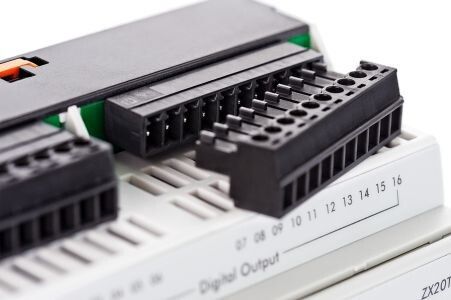 Bild 6: Steckbare I/O-Anschlussleisten an der Oberseite der Steuerung (Bild: Zander)