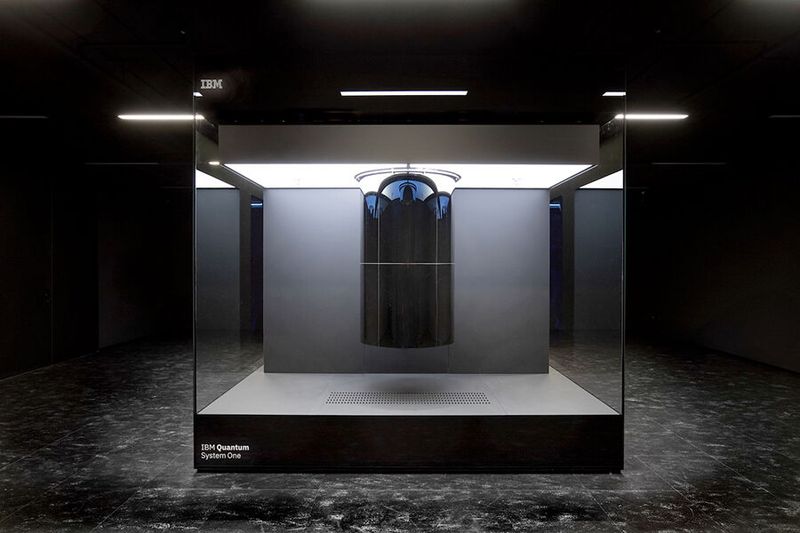 Die Forschungsorganisation Fraunhofer Gesellschaft erhielt vor einigen Wochen eine Lieferung der besonderen Art aus Übersee: Europas leistungsstärksten Quantencomputer, das IBM Quantum System One, Exemplar Nummer Zwei. In der Abbildung: IBM Quantum System One Ehningen der Fraunhofer Gesellschaft. Der Quantenchip Nummer Eins steht im New Yorker Rechenzentrum von IBM. 