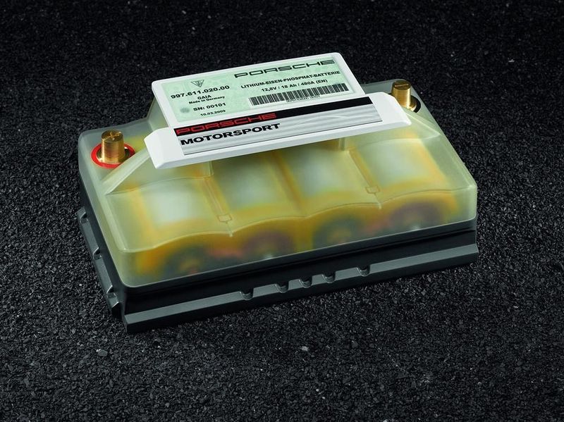 In der Grundfläche gleicht die Lithium-Ionen-Batterie dem Serienakku, doch sie ist rund 70 Millimeter flacher und zehn Kilo leichter. Fotos: Porsche (Archiv: Vogel Business Media)