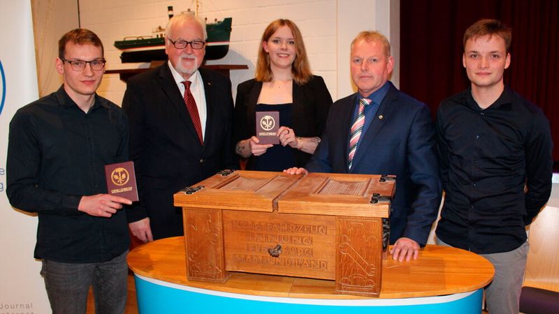 Ende Januar starteten 50 Jung-Gesellen/innen als qualifizierte Kfz-Mechatroniker/in ihre  berufliche Zukunft. Bei der traditionellen Freisprechungsfeier erhielten sie vom Vorstand der Kfz-Innung Flensburg Stadt und Land ihre Gesellenbriefe. Peter Harry Carstensen (2. v. l.) und Günther Brodersen gratulierten Clarissa Greßmann (Mitte) sowie den Innungsbesten Jan Vodel (l.) und Erik Skehr (r.) zum erfolgreichen Prüfungsabschluss. (Bild: Kfz-Innung Flensburg)