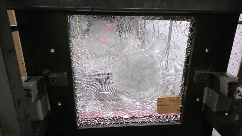 Testreihe mit Sensor an Sicherheitsglas in den Laboren der Schott Technical Glass Solutions. (Fraunhofer INT)