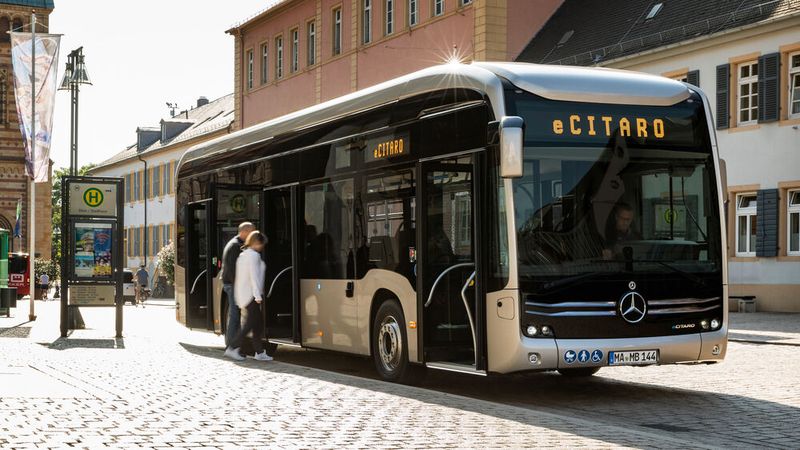 Rund die Hälfte der E-Busse fährt einer Unternehmensberatung zufolge in nur drei Bundesländern.(Bild:  Daimler Truck)