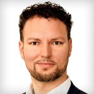 „Hinsichtlich der Aufklärungsarbeit zu neuen KI-generierten Angriffsmethoden gilt es die Mitarbeitenden zu schulen, welche technischen Möglichkeiten Angreifer heute nutzen. Unternehmen tun auch gut daran, vertrauenswürdige Plattformen für die Kommunikation kritischer Themen zu nutzen und über diese internen Tenants die Authentizität der Teilnehmenden sicherzustellen. Bei besonders kritischen Inhalten bieten sich zudem Code-Wörter an oder Rückfragen über einen zweiten Kommunikationskanal.“ – Christoph Schuhwerk, CISO in Residence bei Zscaler(Bild:  Zscaler)