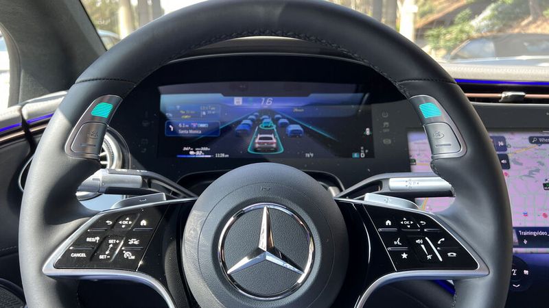 Und auch das Head-up- und Fahrerdisplay sowie die beiden LEDs im Lenkrad leuchten in der Farbe Türkis. (Bild: Dirk Kunde)