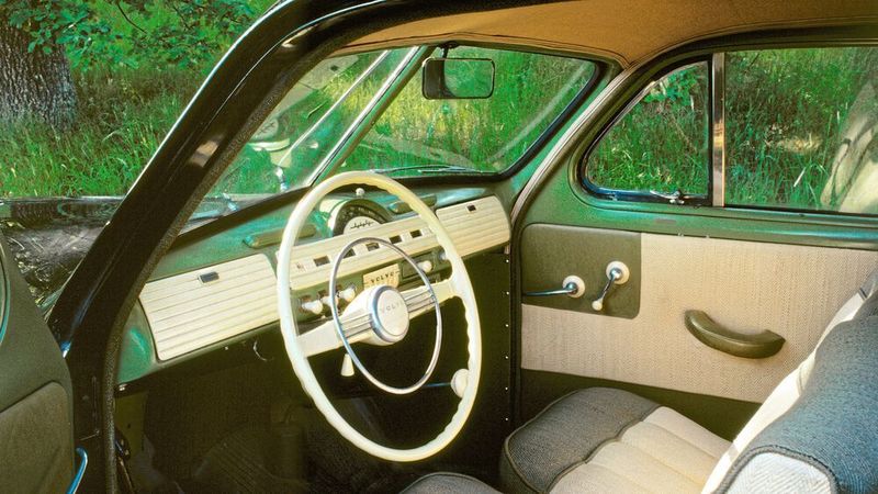 Bis zur seiner ersten Überarbeitung 1950 trug der nachträglich PV444B genannte Wagen seine Instrumente noch mittig im Armaturenbrett.  (Volvo)