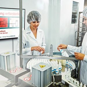 Abb.1: Mit dem Peakboard-System haben Labormitarbeiter relevante Informationen in Echtzeit im Blick.