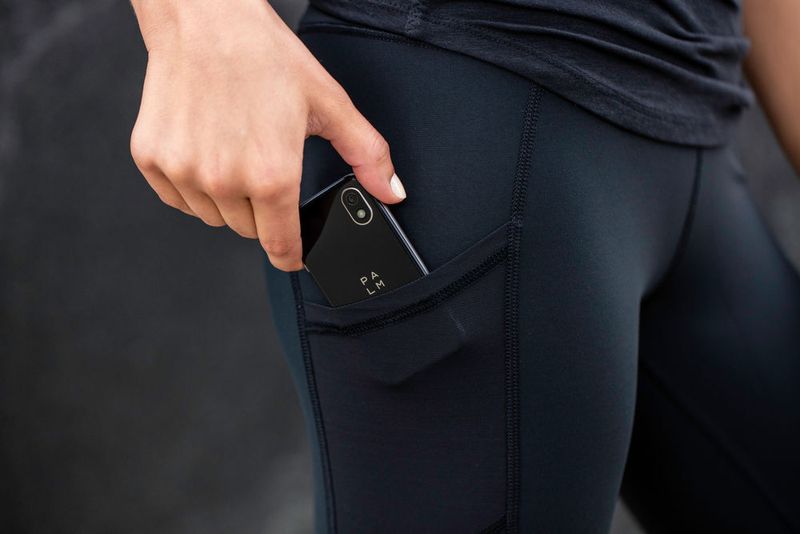 Durch sein kleines Format passt es perfekt in jede Hosentasche. (Palm)